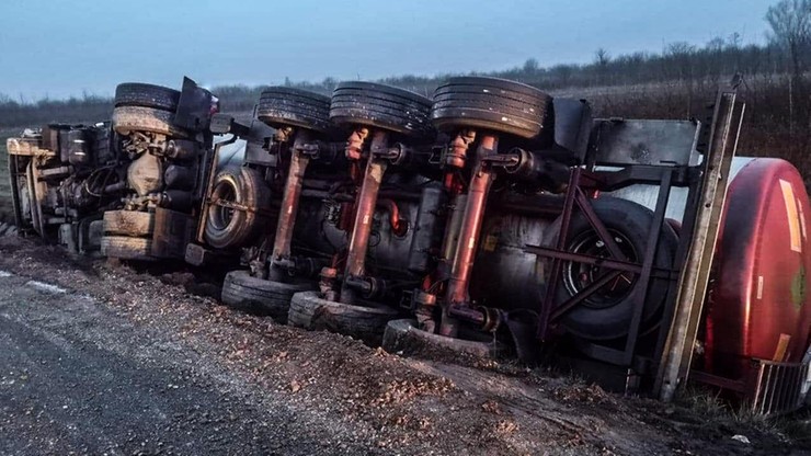 Cysterna wypełniona krwią w rowie po zderzeniu z chevroletem