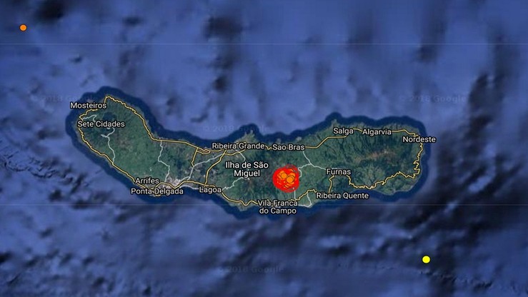 Na czerwono i pomarańczowo zaznaczono epicentra trzęsień ziemi na wyspie San Miguel