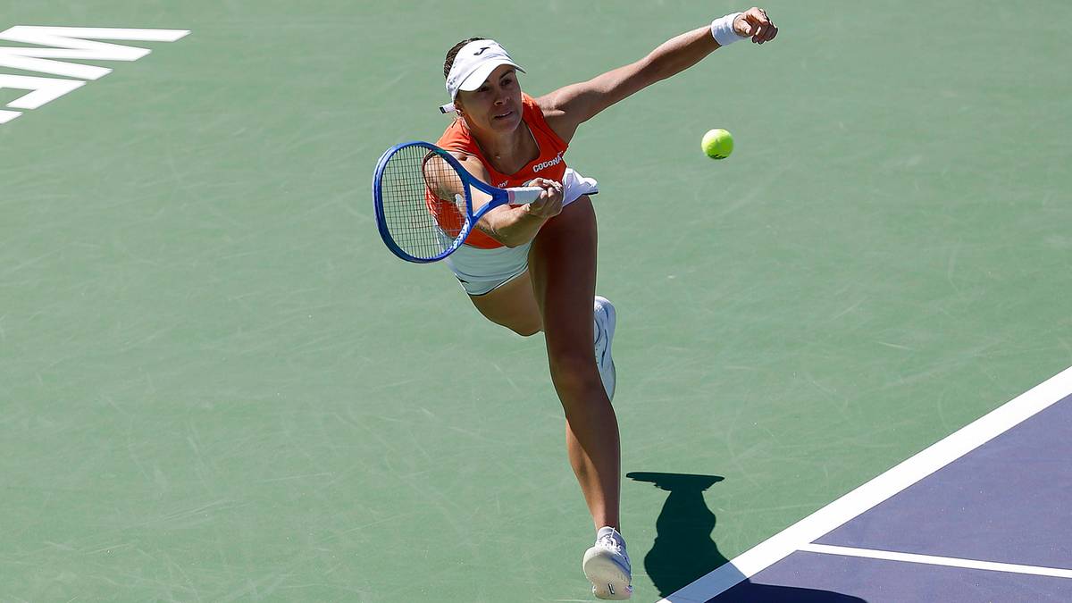 Tenisistka Magda Linette serwuje piłkę podczas meczu na korcie tenisowym.