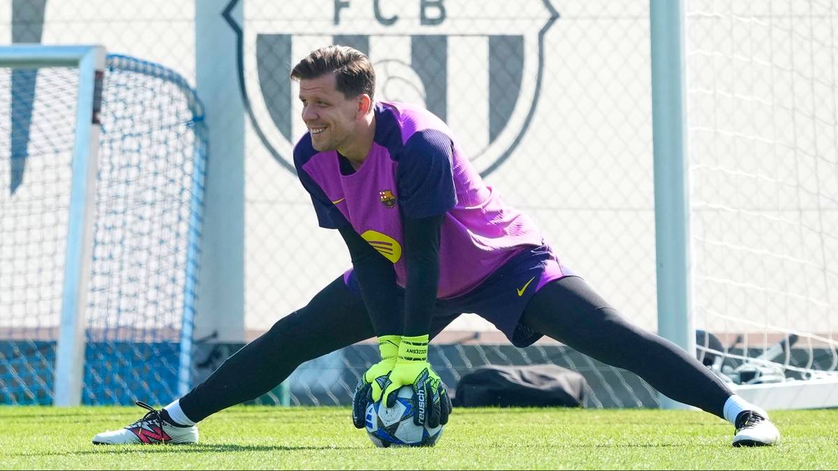 Piłkarz FC Barcelona w stroju bramkarskim wykonuje ćwiczenie na boisku treningowym.