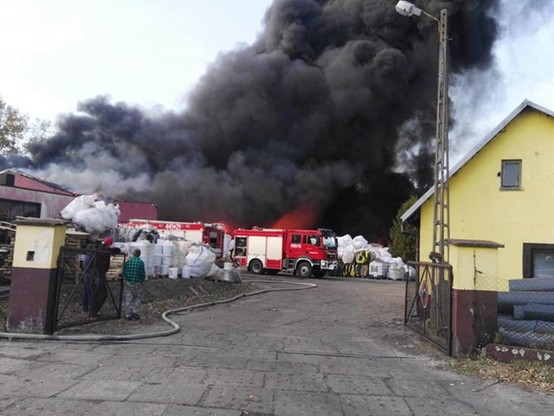 Pożar składowiska odpadów w Grabowie. "Ograniczyć wietrzenie domów"