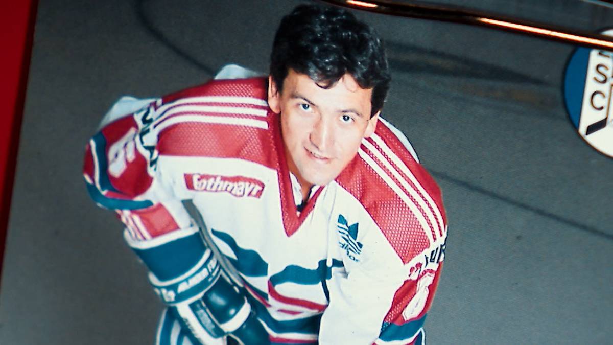 Portret hokeisty Richarda Josta w stroju sportowym z widocznym logo drużyny.