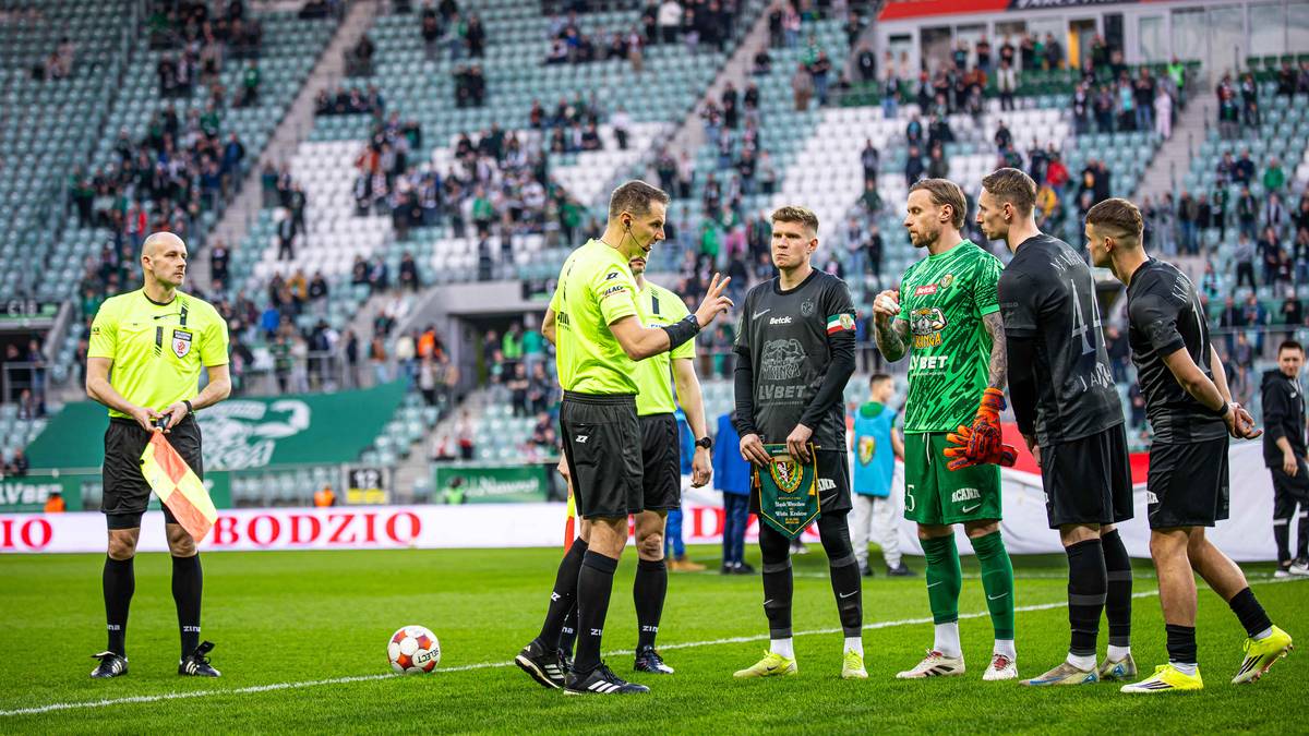 Piłkarze Śląska Wrocław i sędzia na murawie stadionu przed meczem z Wisłą Krak&oacute;w.
