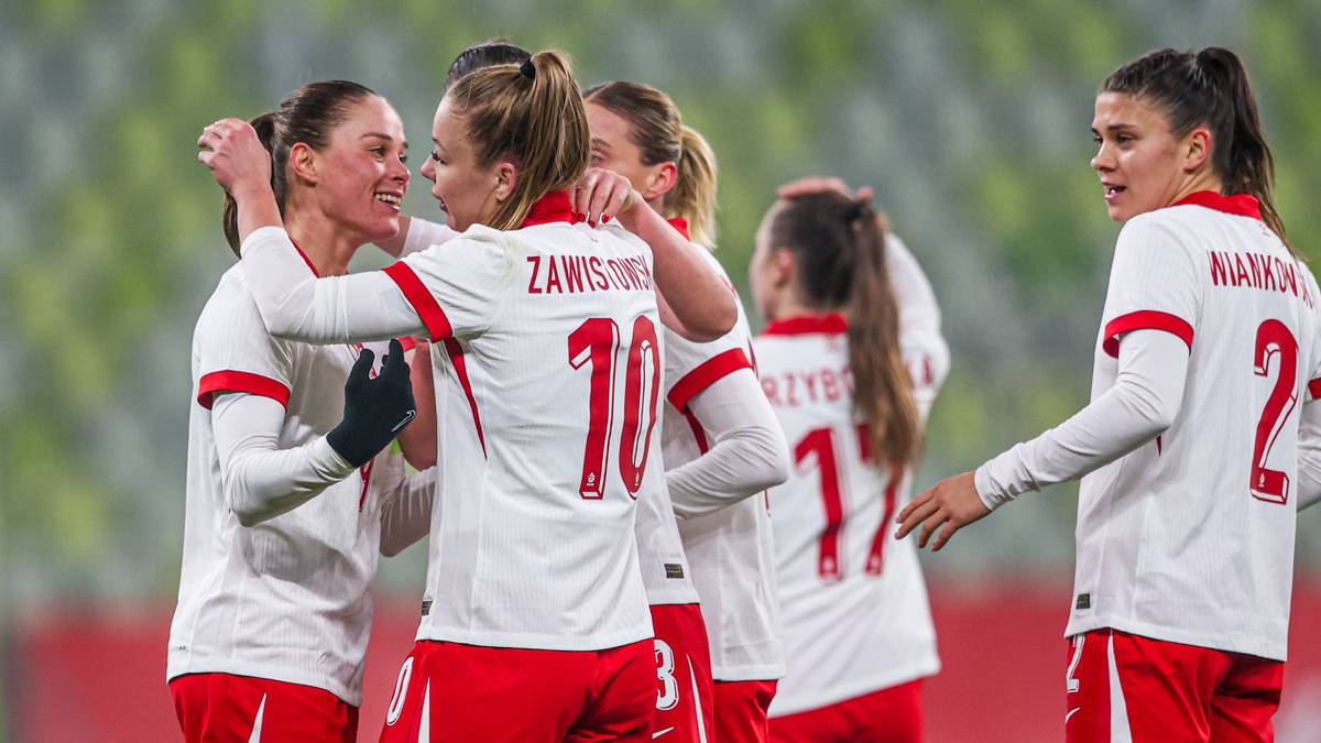 Piłkarki reprezentacji Polski w piłce nożnej świętują bramkę.
