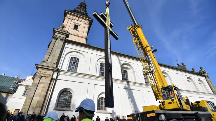 Krzyż morowy przed sanktuarium w Górach Świętokrzyskich