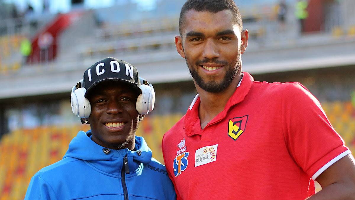 Dw&oacute;ch mężczyzn na tle trybun stadionu.