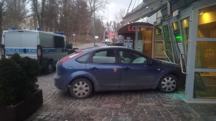 Wjechał samochodem w drzwi aquaparku w Sopocie. "Chciał sobie zrobić krzywdę"