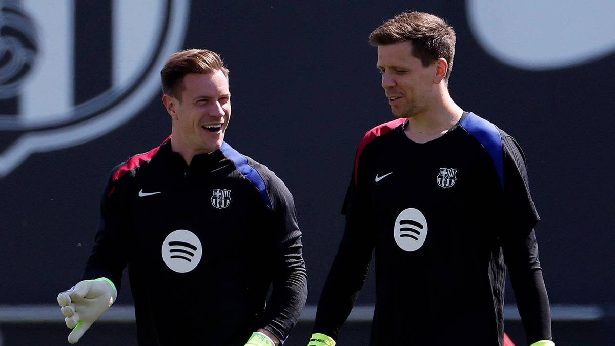 Dwóch bramkarzy FC Barcelony w strojach treningowych