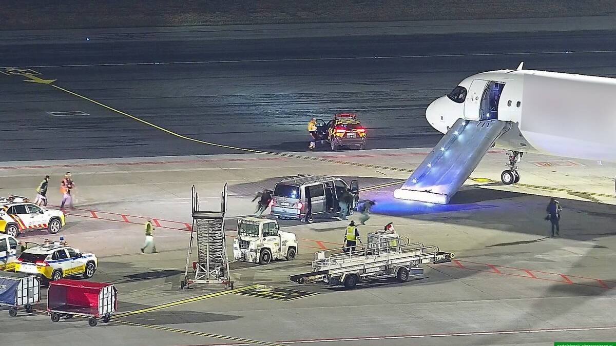 Uderzył członka załogi i otworzył drzwi. Szokujące sceny w samolocie do Warszawy