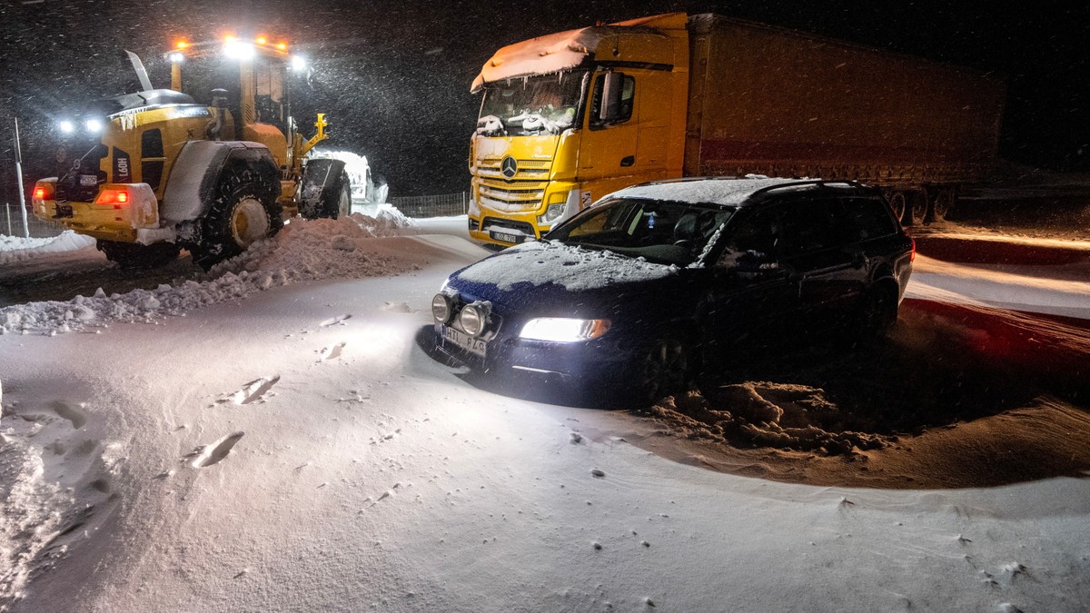 Atak zimy w Szwecji. Ewakuowano ludzi z aut zasypanych śniegiem. Uwięzieni byli prawie dobę