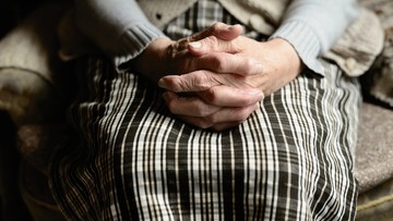 Zagubiła się w mieście. Wróciła do domu dzięki… obrazkowi z podpisem księdza