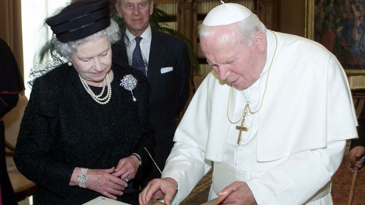 Elżbieta II poznała pięciu papieży. Najwięcej razy spotkała się z Janem Pawłem II