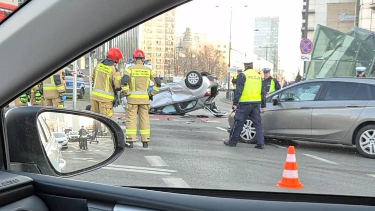 Wypadek w centrum Warszawy. Samochód dachował na Rondzie ONZ