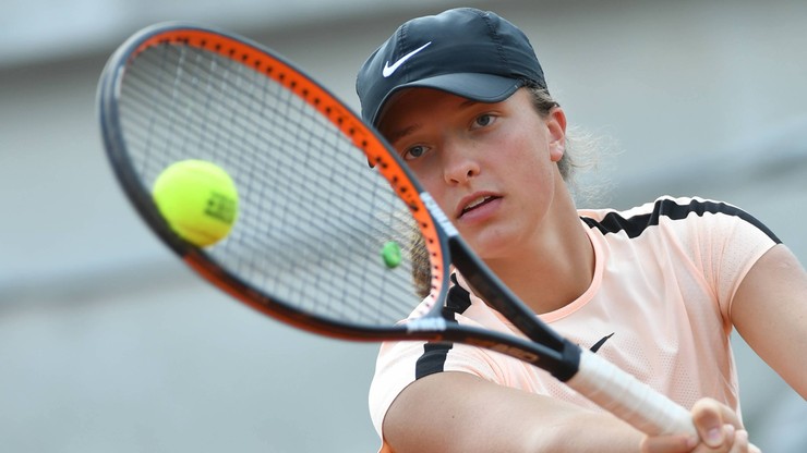 Wimbledon: Finał kobiet powtórką z 2016 roku. Świątek powtórzy sukces Radwańskiej?