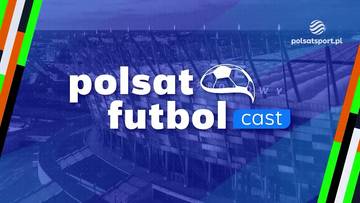 Logo Polsat Futbol Cast z ikoną piłki nożnej w kształcie chmurki, na tle stadionu.