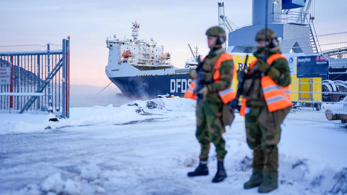 Płynął do Polski z pociskami rakietowymi. Utknął w Norwegii