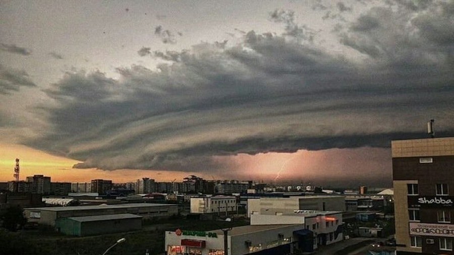 Superkomórka burzowa nad Barnaułem w Rosji. Fot. Twitter / @mudakoff.