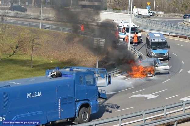 Samochód zapalił się przed meczem we Wrocławiu. Ugasili go... policjanci