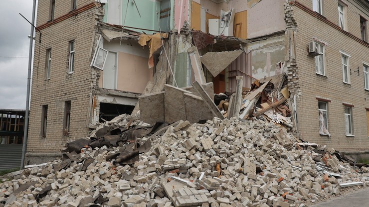 Ostrzał Dniepru. Ratownicy szukają ludzi pod gruzami