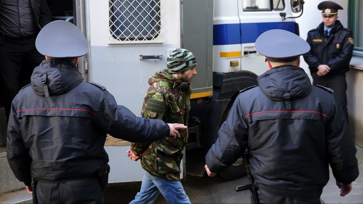 Dziennikarz Biełsatu skazany na 15 dni aresztu. 100 innych uczestników protestów na Białorusi oczekuje na rozprawy