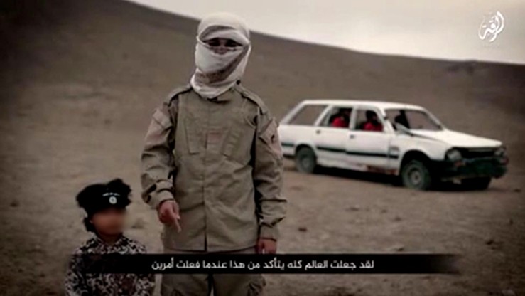 Drastyczny film Państwa Islamskiego. Czteroletni "Jihadi Junior" wysadził więźniów