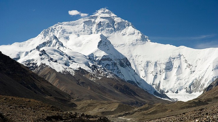 Covid-19 zdobył Mount Everest. Wspinaczy jest więcej niż przed pandemią, w tym zakażeni