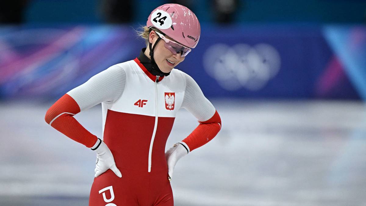 Zawodniczka short tracku w stroju Polski, Natalia Maliszewska, ze spuszczoną głową po upadku.