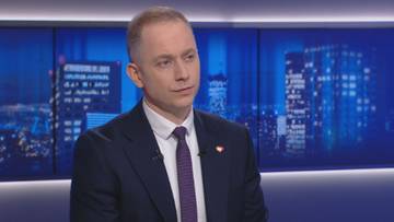 Cezary Tomczyk, wiceminister obrony narodowej, w garniturze i krawacie.