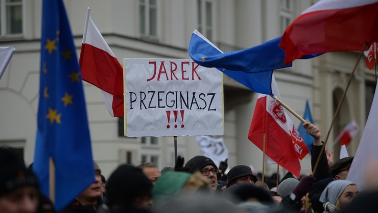 "Dyktatorek zamienił Sejm w biuro PiS-u" - tak protestowano przed Pałacem Prezydenckim