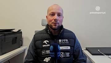 Marcin Orłowski, trener, siedzi w fotelu i m&oacute;wi do mikrofonu.