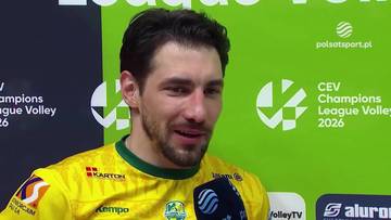 Portret siatkarza Patryka Łaby w ż&oacute;łtej koszulce sportowej z widocznym logo "Karton". W tle znajduje się zielona ściana z logotypami Ligi Mistrz&oacute;w CEV i Polsat Sport.