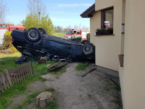 Wypadek w Wierzchominie. Samochód do góry kołami w ogrodzie