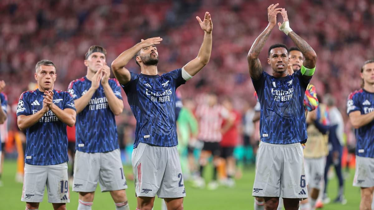 Piłkarze Arsenalu świętują zwycięstwo na murawie stadionu, aplauzy publiczności w tle.