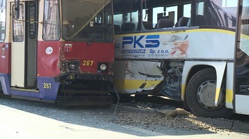 Autobus zderzył się z tramwajem. Kilkanaście osób rannych
