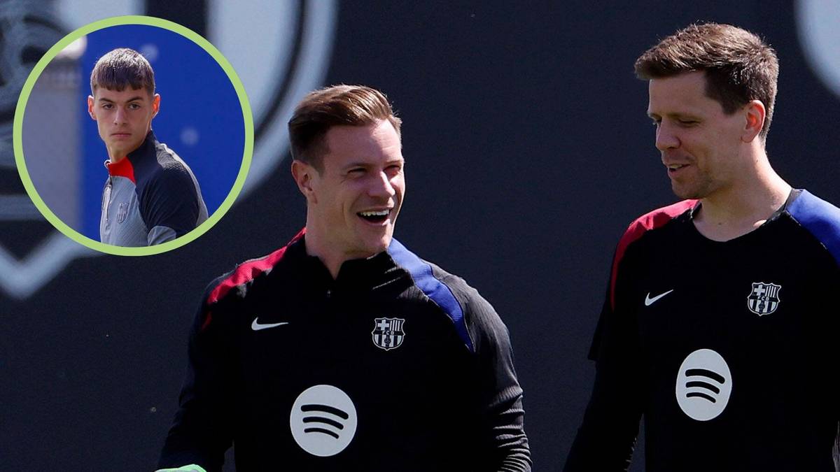 Dwóch mężczyzn w strojach FC Barcelony podczas treningu, z wizerunkiem młodego zawodnika w okręgu.