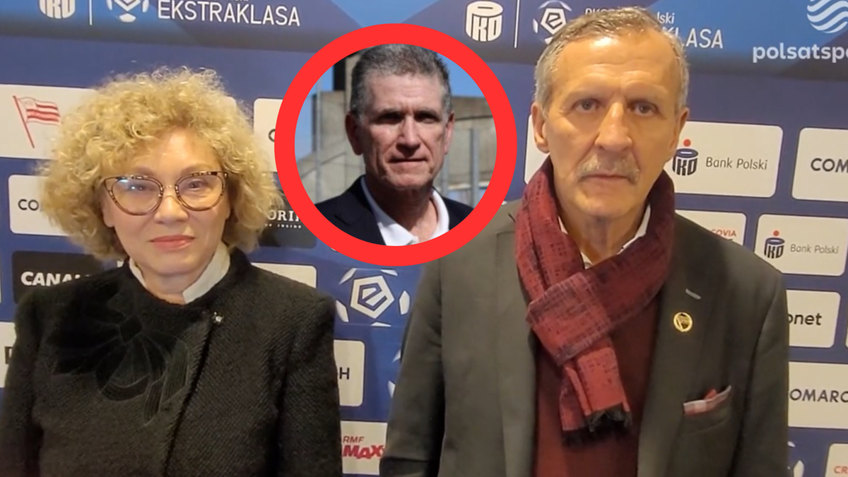 Trzy osoby na tle ścianki z logo Ekstraklasy. Na pierwszym planie, z lewej strony, stoi kobieta w okularach. Obok niej, z prawej strony, stoi mężczyzna w szalu. Pośrodku, w górnej części obrazu, znajduje się okrąg z czerwonym obramowaniem, wewnątrz którego widać twarz innego mężczyzny.