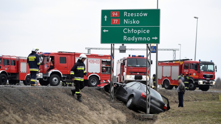 Wypadek busa i trzech aut na Podkarpaciu. 10 osób trafiło do szpitala