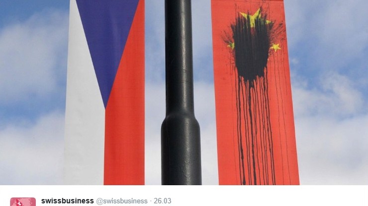 Praga: oblali chińskie flagi czarną farbą