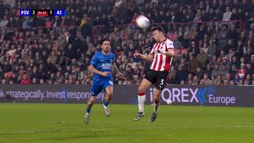 Dw&oacute;ch piłkarzy podczas meczu piłki nożnej, jeden pr&oacute;buje zgrać piłkę głową, drugi biegnie obok.