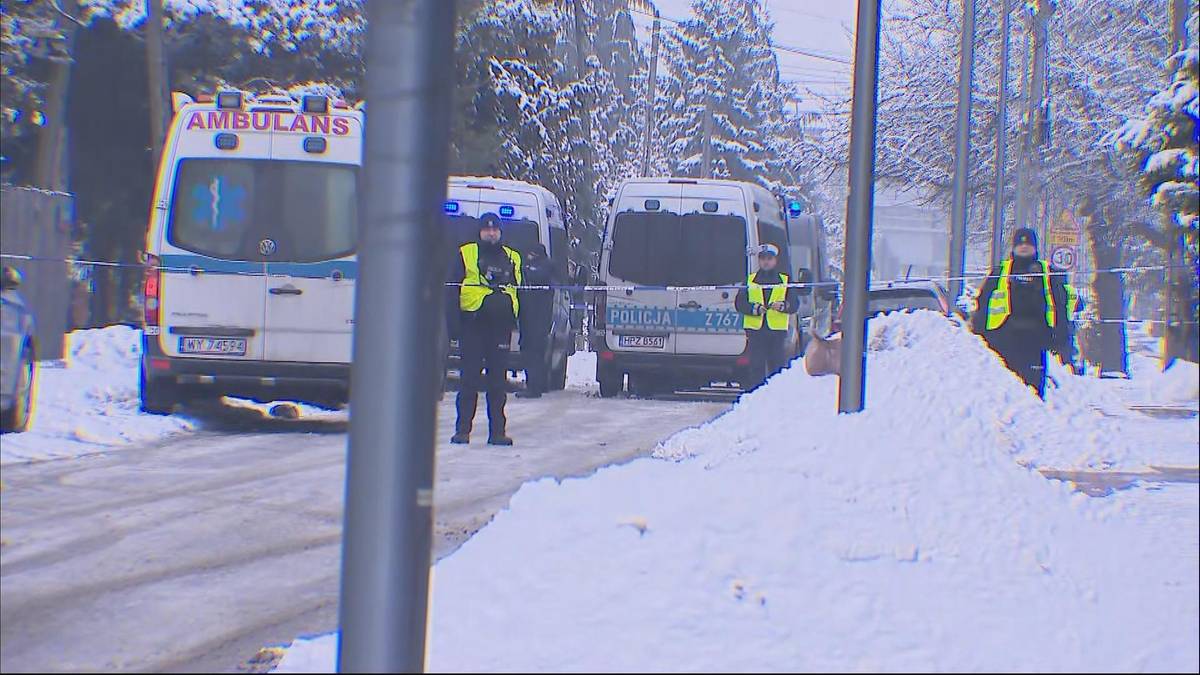 Policja zabezpiecza teren na warszawskim Targówku, gdzie znaleziono zwłoki dwóch osób. W akcji biorą udział policyjni negocjatorzy i kontrterroryści.