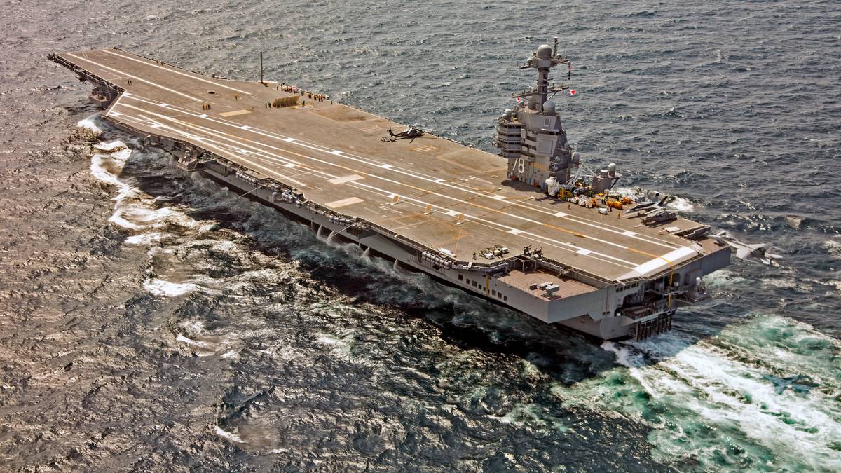 Lotniskowiec USS Gerald R. Ford na morzu.