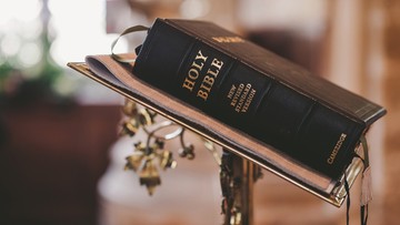Szkoły zakazały Biblii po skardze rodzica. Egzemplarze znikają z bibliotek