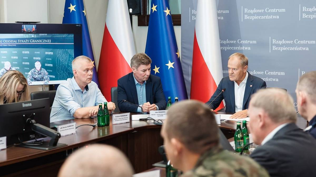 Minister Tomasz Siemoniak po specjalnej naradzie: Wojsko w pełnej gotowości