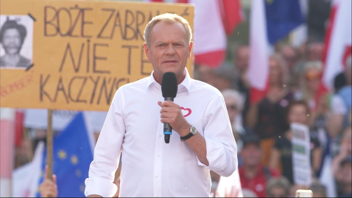 "Łajdactwo". Premier Mateusz Morawiecki o transparencie na manifestacji Tuska