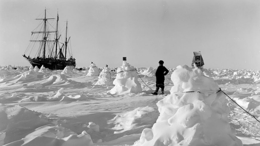 Zdjęcie z wyprawy Ernesta Shackletona na statku Endurance na Antarktydę. Fot. Frank Hurley.