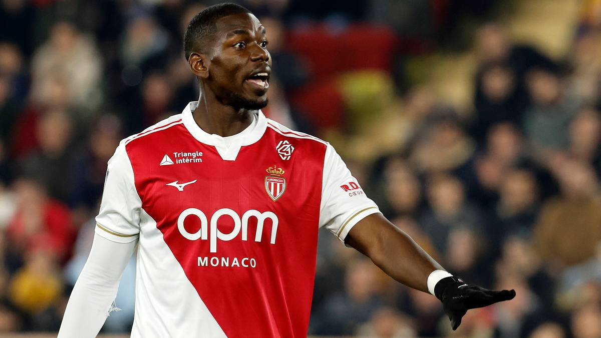 Piłkarz Paul Pogba w czerwono-białej koszulce AS Monaco