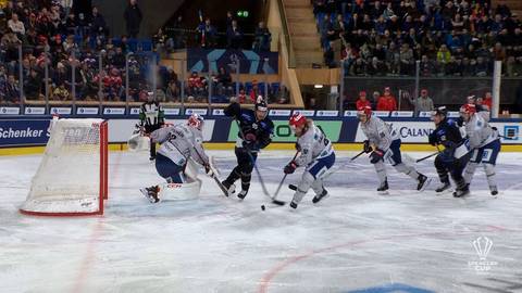 Zawodnicy drużyn HC Fribourg-Gotteron i IFK Helsinki walczą o krążek w pobliżu bramki podczas meczu hokeja na lodzie.