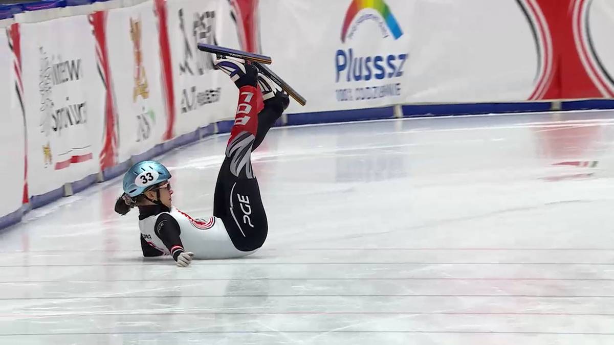 Łyżwiarka Natalia Maliszewska leży na lodzie z nogami uniesionymi do góry po upadku podczas zawodów.