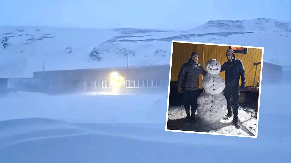 Zawieja śnieżna i lepienie bałwana na Arctowskim. Fot. FB / Arctowski Polish Antarctic Station.
