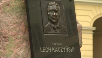 "Samowola budowlana". Władze stolicy nakażą rozbiórkę tablicy z podobizną Lecha Kaczyńskiego